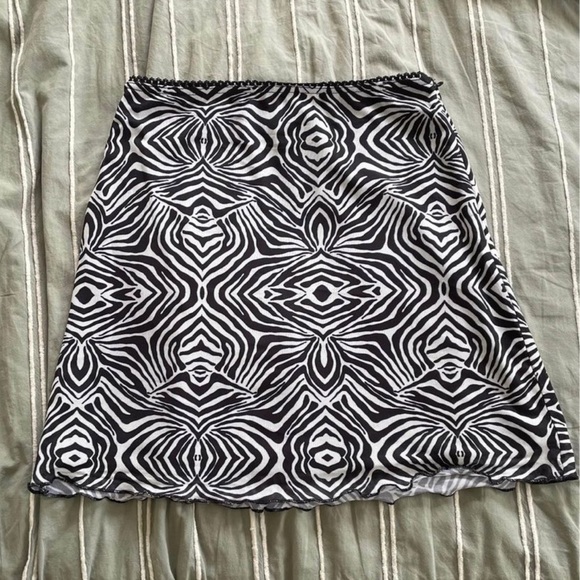 Dresses & Skirts - Black and White Printed Mini Skirt